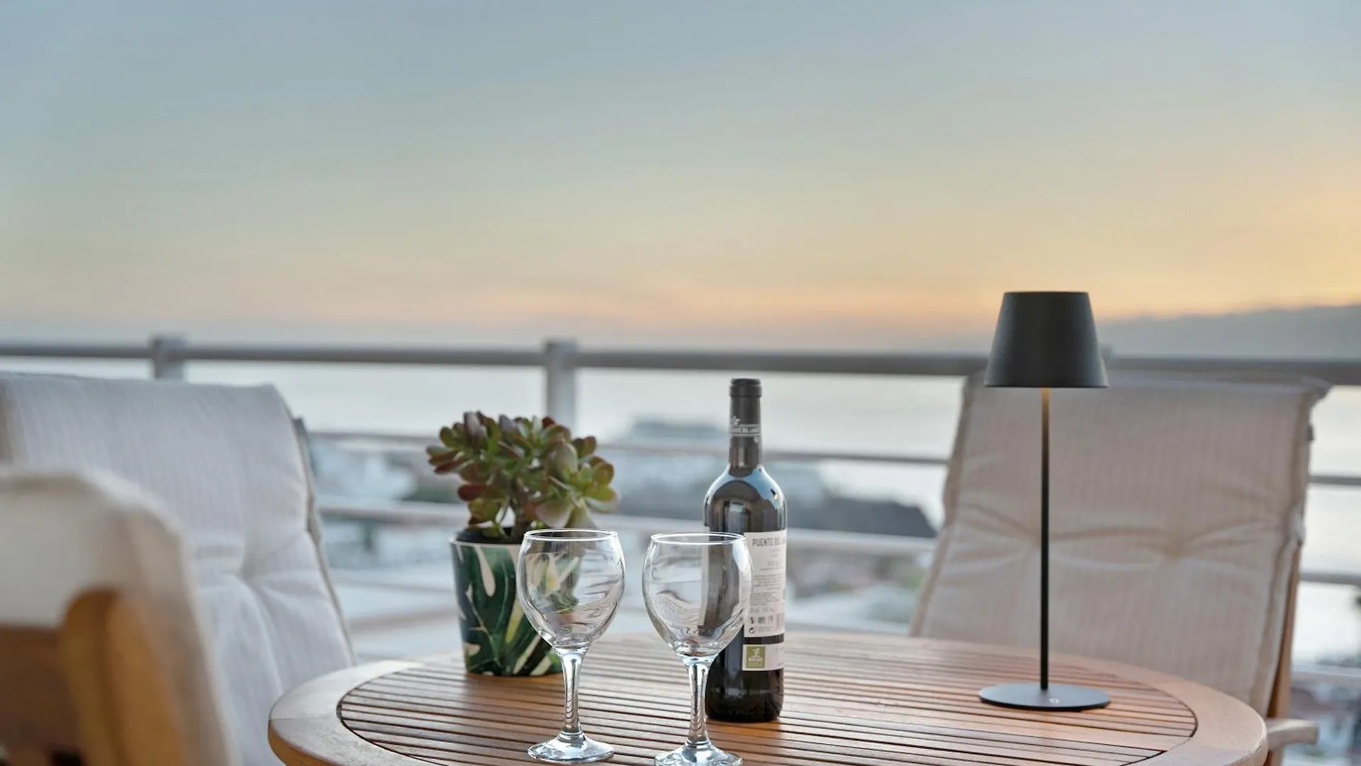 Great Sunset Views Los Gigantes 아칸티라도
